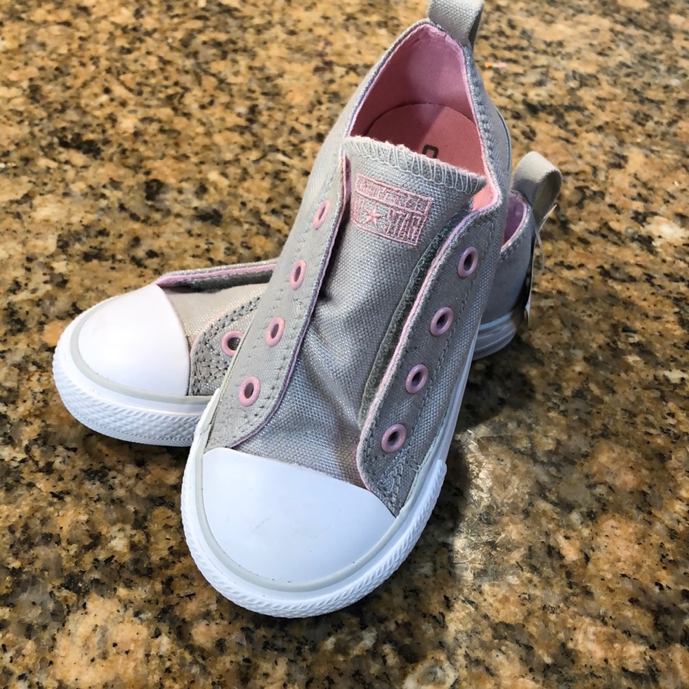 NWT silver/pink converse